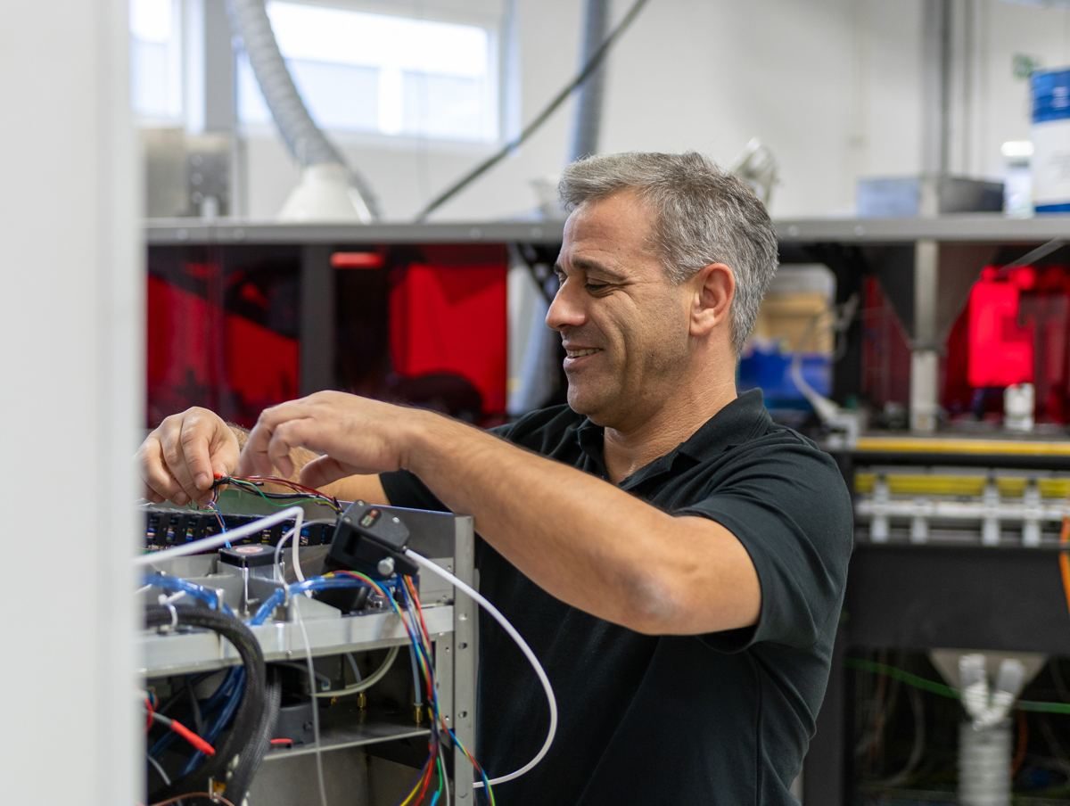 Vakmensen van TBRM TechForce in de panelenbouw